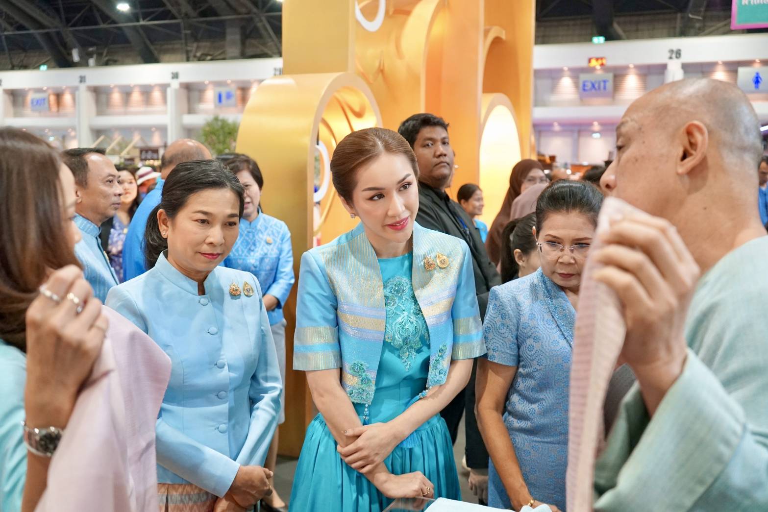 มท.1 เปิดงาน “ศิลปาชีพประทีปไทย OTOP หลอมดวงใจ ด้วยพระบารมี”