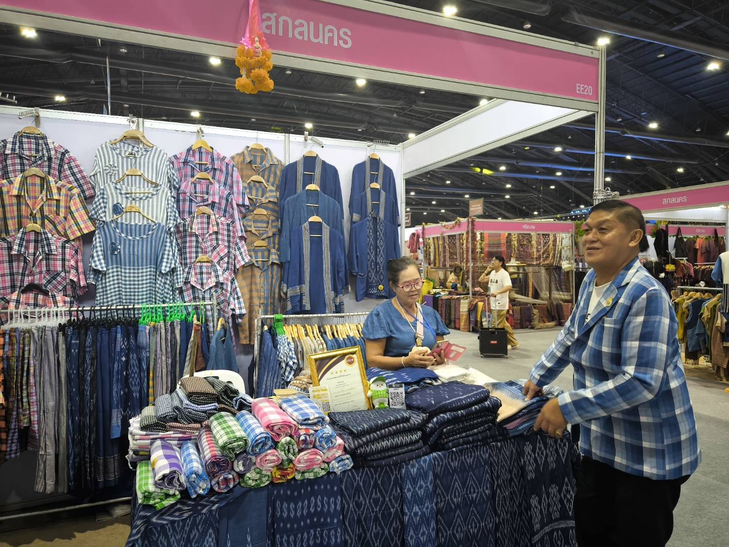 มท.1 เปิดงาน “ศิลปาชีพประทีปไทย OTOP หลอมดวงใจ ด้วยพระบารมี”
