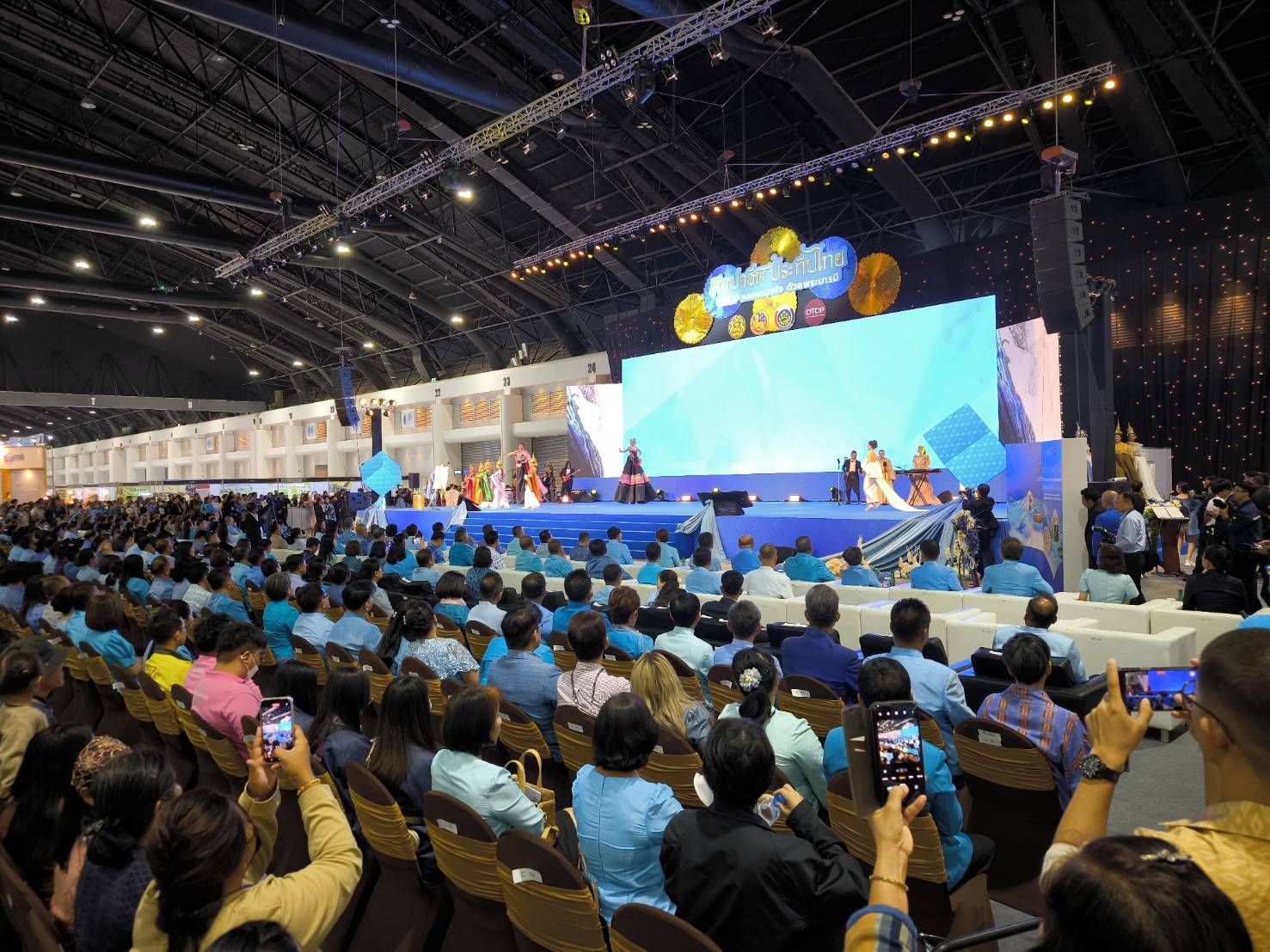 มท.1 เปิดงาน “ศิลปาชีพประทีปไทย OTOP หลอมดวงใจ ด้วยพระบารมี”