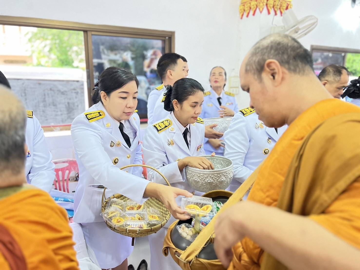📢พช.สกลนคร : ร่วมพิธีเจริญพระพุทธมนต์และพิธีตักบาตรถวายพระราชกุศล เนื่องในโอกาสวันเฉลิมพระชนมพรรษา สมเด็จพระนางเจ้าสิริกิติ์ พระบรมราชินีนาถ พระบรมราชชนนีพันปีหลวง (12 สิงหาคม 2567 )