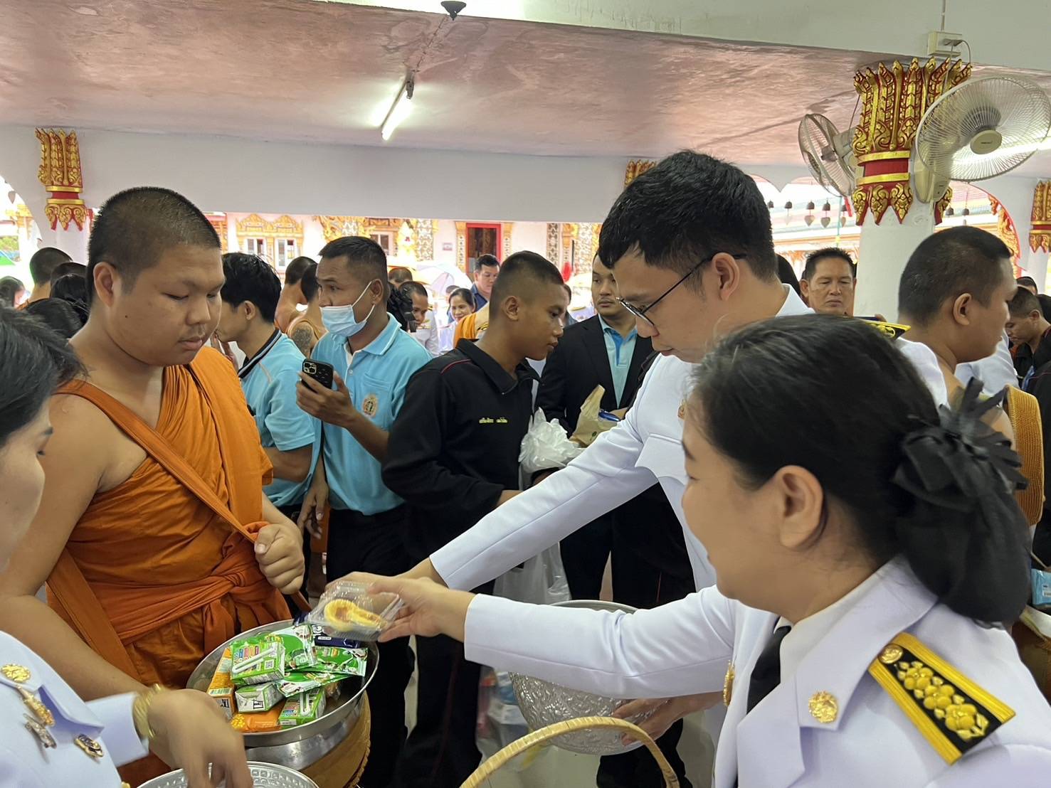 📢พช.สกลนคร : ร่วมพิธีเจริญพระพุทธมนต์และพิธีตักบาตรถวายพระราชกุศล เนื่องในโอกาสวันเฉลิมพระชนมพรรษา สมเด็จพระนางเจ้าสิริกิติ์ พระบรมราชินีนาถ พระบรมราชชนนีพันปีหลวง (12 สิงหาคม 2567 )