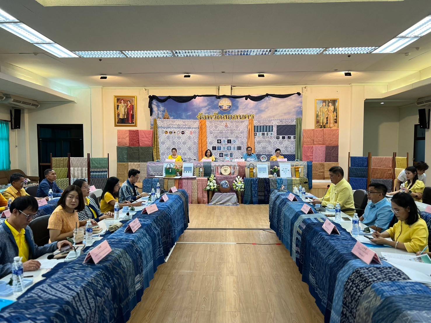 📣จังหวัดสกลนคร : พิจารณากลั่นกรองผ้าลายพระราชทาน ผ้าลายสิริวชิราภรณ์ และงานหัตถกรรม จังหวัดสกลนคร