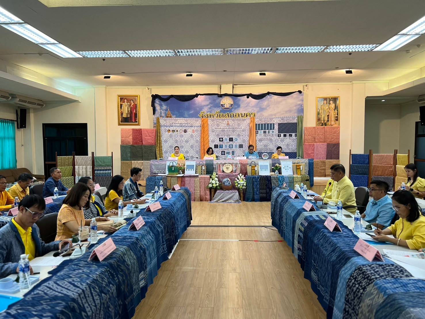 📣จังหวัดสกลนคร : พิจารณากลั่นกรองผ้าลายพระราชทาน ผ้าลายสิริวชิราภรณ์ และงานหัตถกรรม จังหวัดสกลนคร