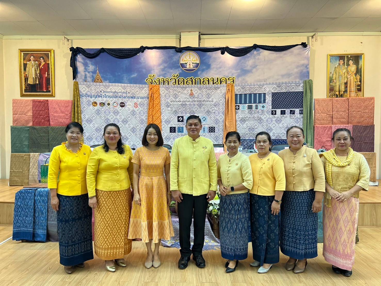 📣จังหวัดสกลนคร : พิจารณากลั่นกรองผ้าลายพระราชทาน ผ้าลายสิริวชิราภรณ์ และงานหัตถกรรม จังหวัดสกลนคร