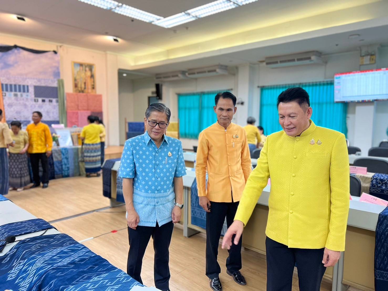 📣จังหวัดสกลนคร : พิจารณากลั่นกรองผ้าลายพระราชทาน ผ้าลายสิริวชิราภรณ์ และงานหัตถกรรม จังหวัดสกลนคร