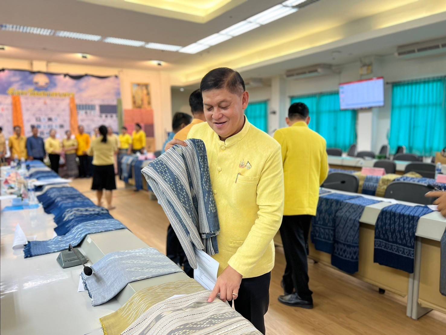 📣จังหวัดสกลนคร : พิจารณากลั่นกรองผ้าลายพระราชทาน ผ้าลายสิริวชิราภรณ์ และงานหัตถกรรม จังหวัดสกลนคร