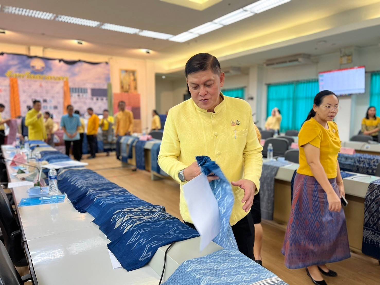 📣จังหวัดสกลนคร : พิจารณากลั่นกรองผ้าลายพระราชทาน ผ้าลายสิริวชิราภรณ์ และงานหัตถกรรม จังหวัดสกลนคร