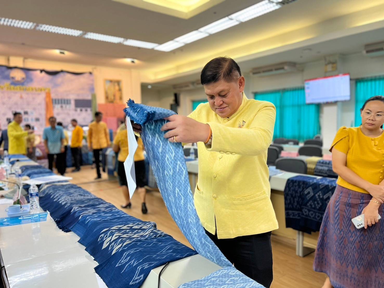 📣จังหวัดสกลนคร : พิจารณากลั่นกรองผ้าลายพระราชทาน ผ้าลายสิริวชิราภรณ์ และงานหัตถกรรม จังหวัดสกลนคร