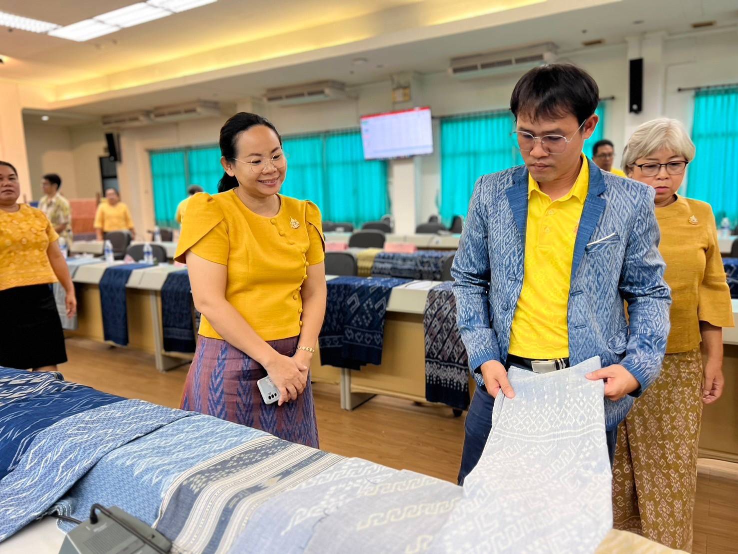 📣จังหวัดสกลนคร : พิจารณากลั่นกรองผ้าลายพระราชทาน ผ้าลายสิริวชิราภรณ์ และงานหัตถกรรม จังหวัดสกลนคร