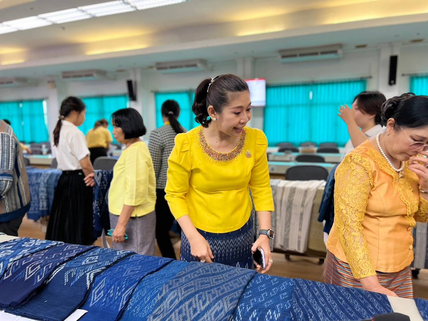 📣จังหวัดสกลนคร : พิจารณากลั่นกรองผ้าลายพระราชทาน ผ้าลายสิริวชิราภรณ์ และงานหัตถกรรม จังหวัดสกลนคร