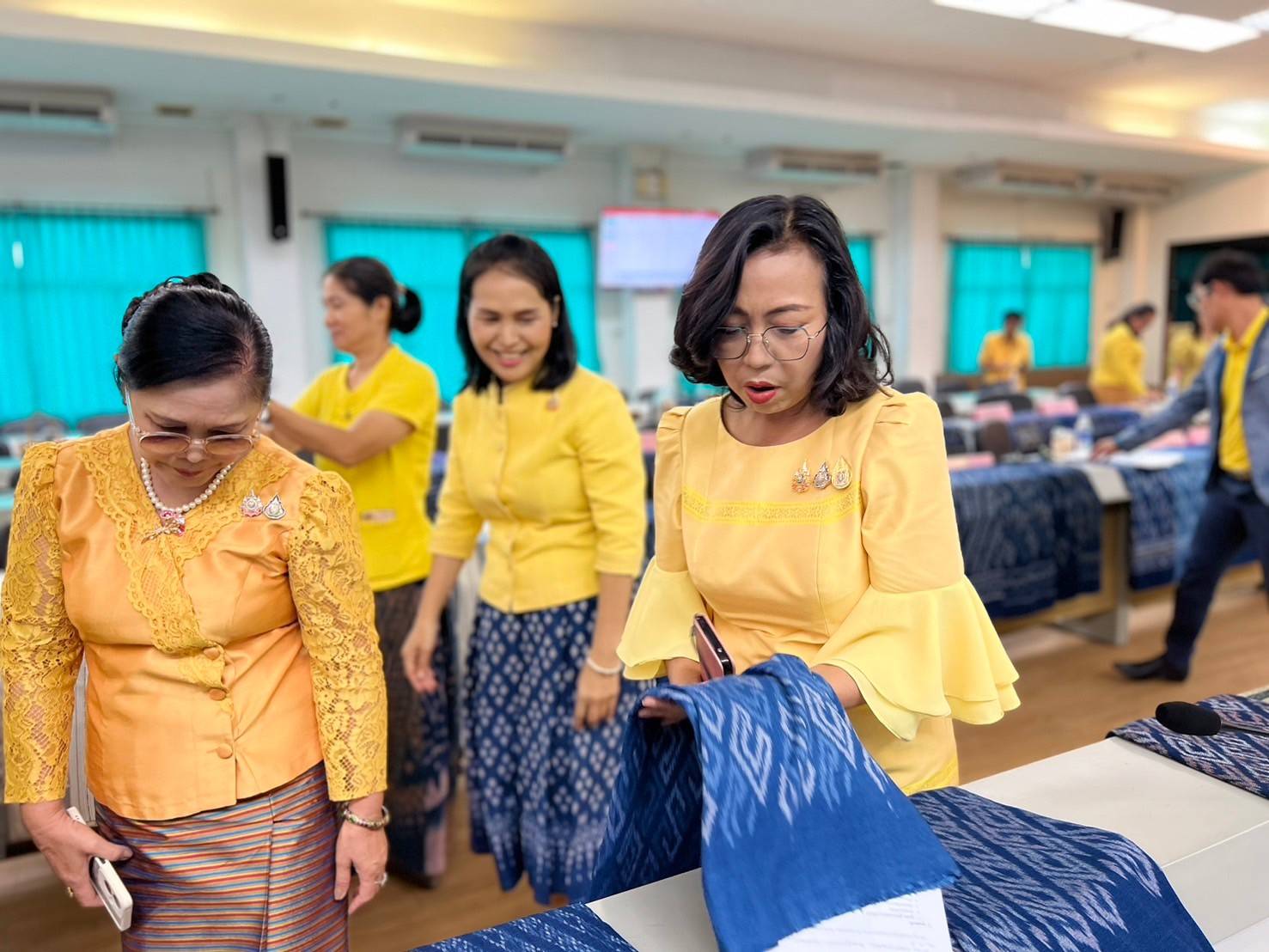 📣จังหวัดสกลนคร : พิจารณากลั่นกรองผ้าลายพระราชทาน ผ้าลายสิริวชิราภรณ์ และงานหัตถกรรม จังหวัดสกลนคร