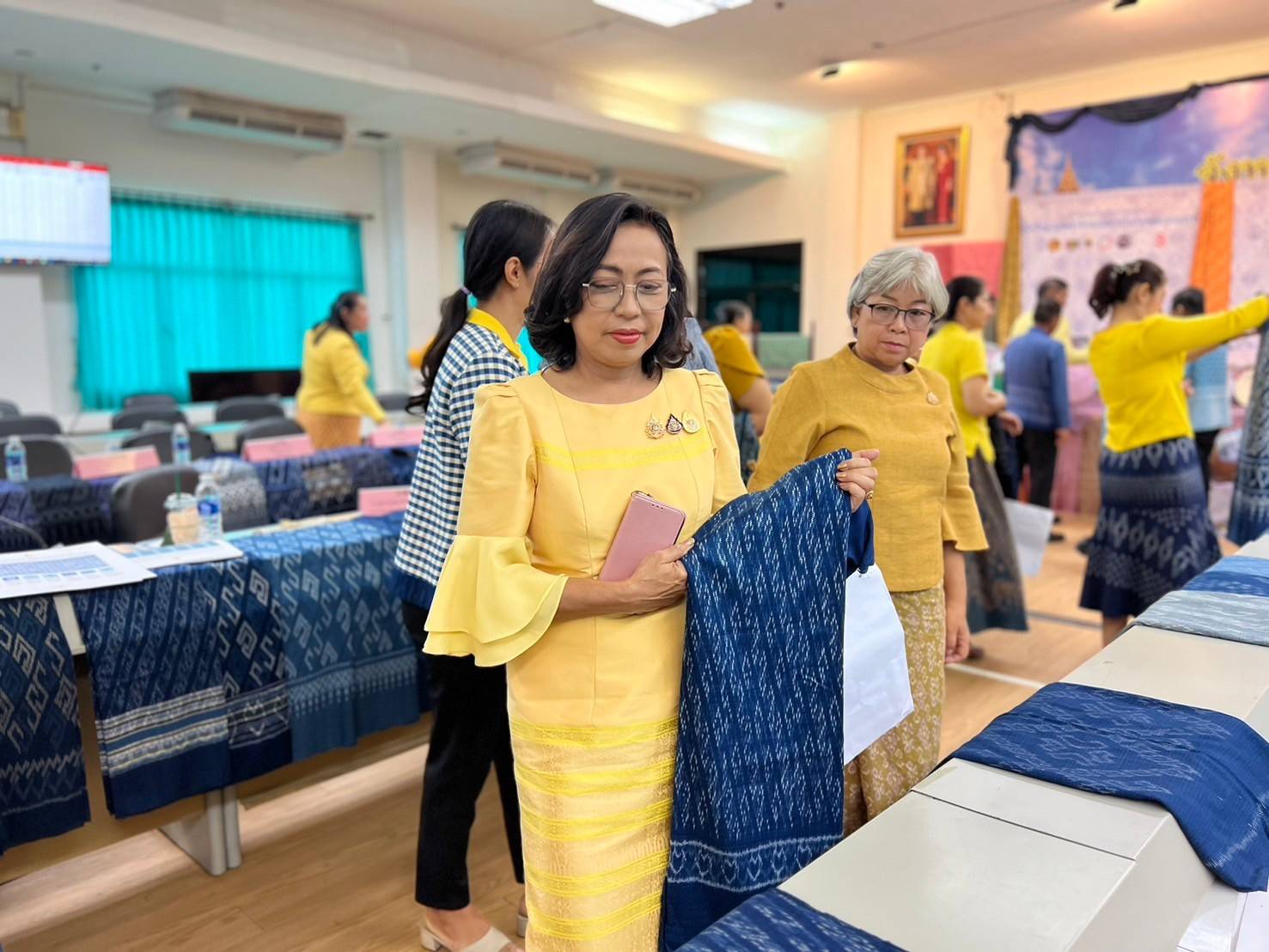 📣จังหวัดสกลนคร : พิจารณากลั่นกรองผ้าลายพระราชทาน ผ้าลายสิริวชิราภรณ์ และงานหัตถกรรม จังหวัดสกลนคร