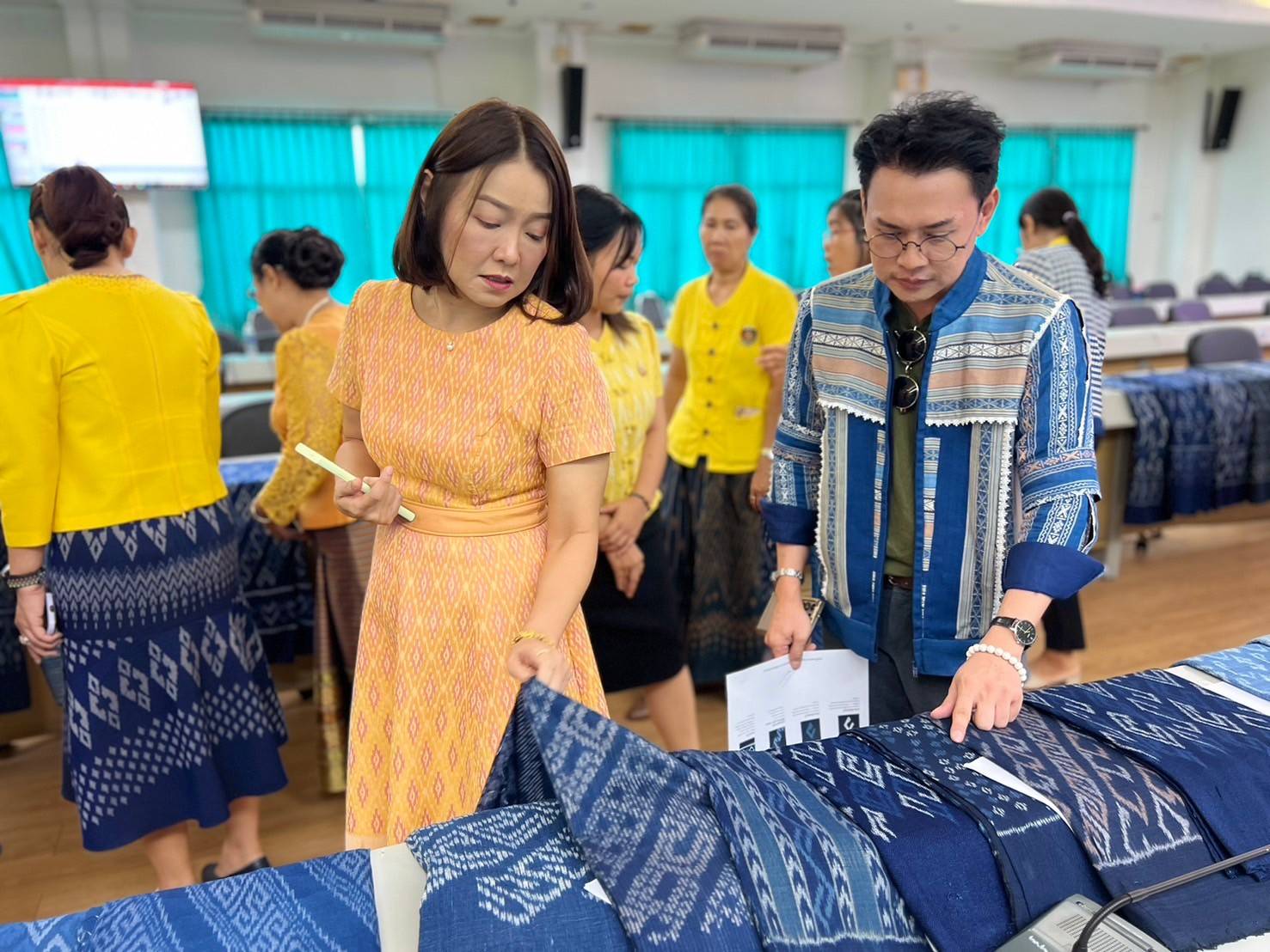📣จังหวัดสกลนคร : พิจารณากลั่นกรองผ้าลายพระราชทาน ผ้าลายสิริวชิราภรณ์ และงานหัตถกรรม จังหวัดสกลนคร