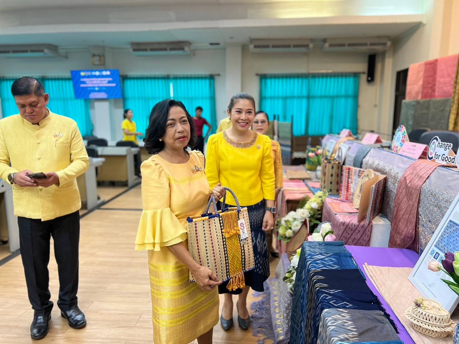📣จังหวัดสกลนคร : พิจารณากลั่นกรองผ้าลายพระราชทาน ผ้าลายสิริวชิราภรณ์ และงานหัตถกรรม จังหวัดสกลนคร