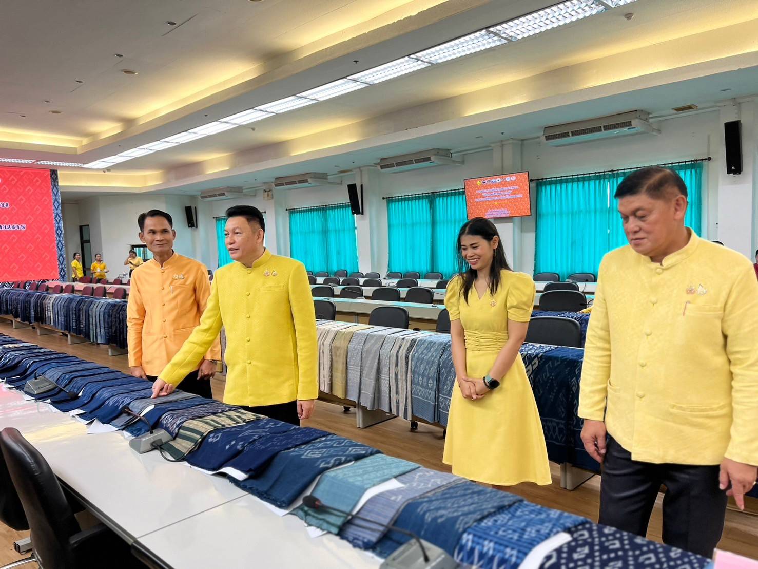📣จังหวัดสกลนคร : พิจารณากลั่นกรองผ้าลายพระราชทาน ผ้าลายสิริวชิราภรณ์ และงานหัตถกรรม จังหวัดสกลนคร