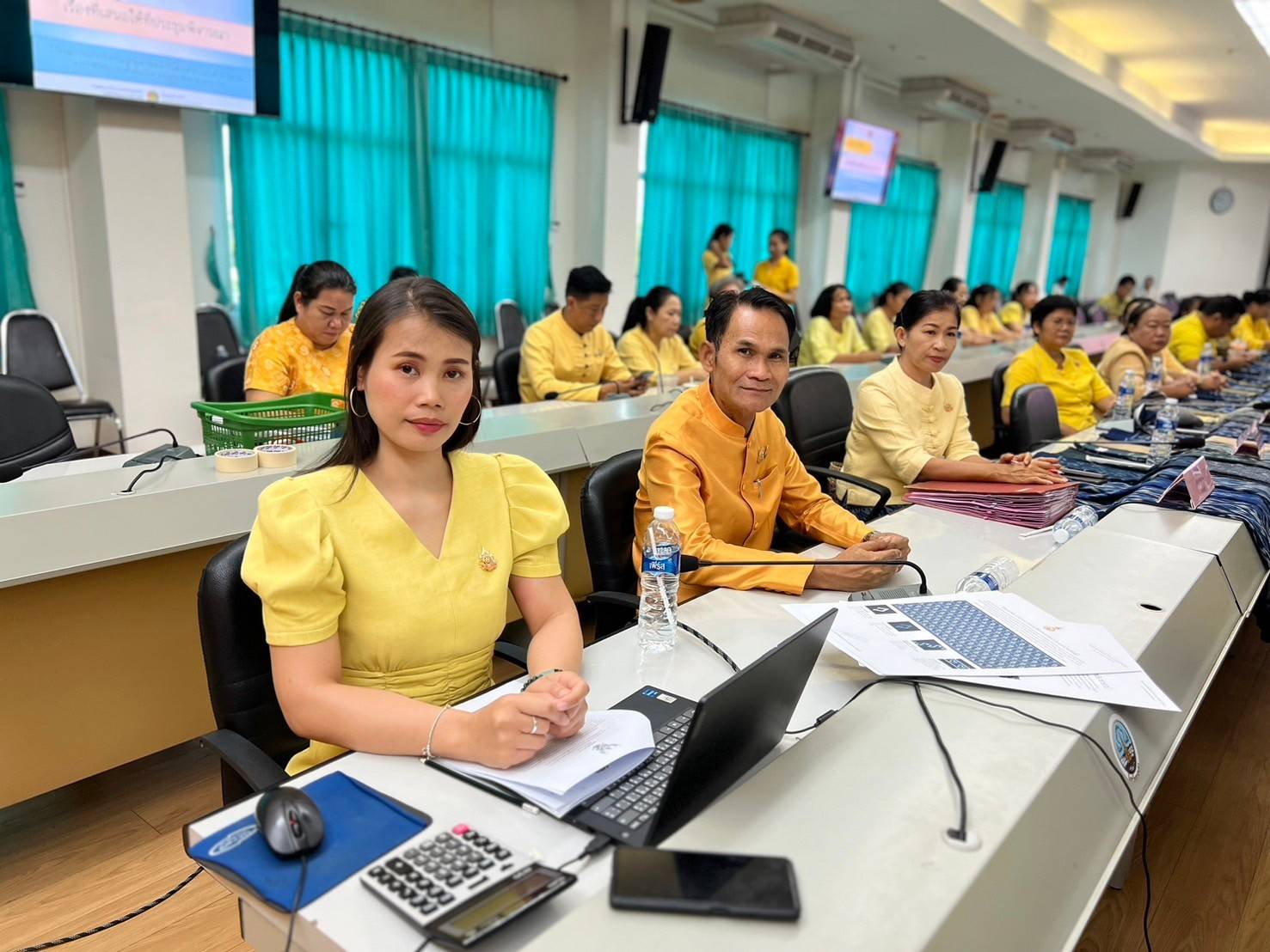 📣จังหวัดสกลนคร : พิจารณากลั่นกรองผ้าลายพระราชทาน ผ้าลายสิริวชิราภรณ์ และงานหัตถกรรม จังหวัดสกลนคร