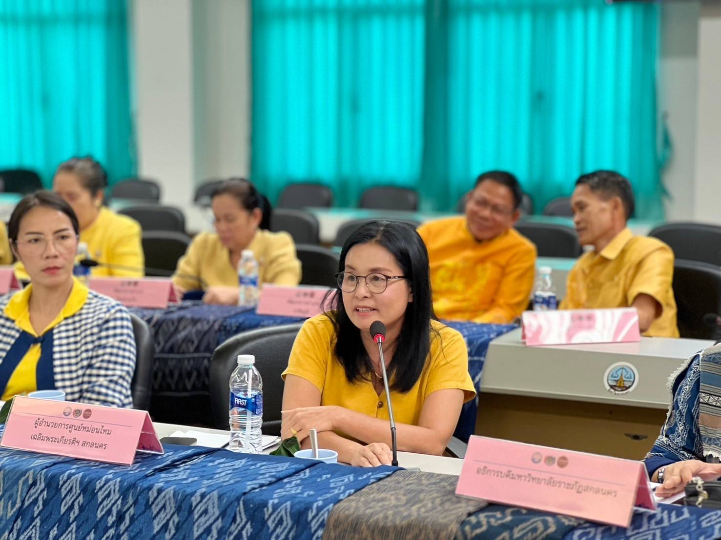 📣จังหวัดสกลนคร : พิจารณากลั่นกรองผ้าลายพระราชทาน ผ้าลายสิริวชิราภรณ์ และงานหัตถกรรม จังหวัดสกลนคร