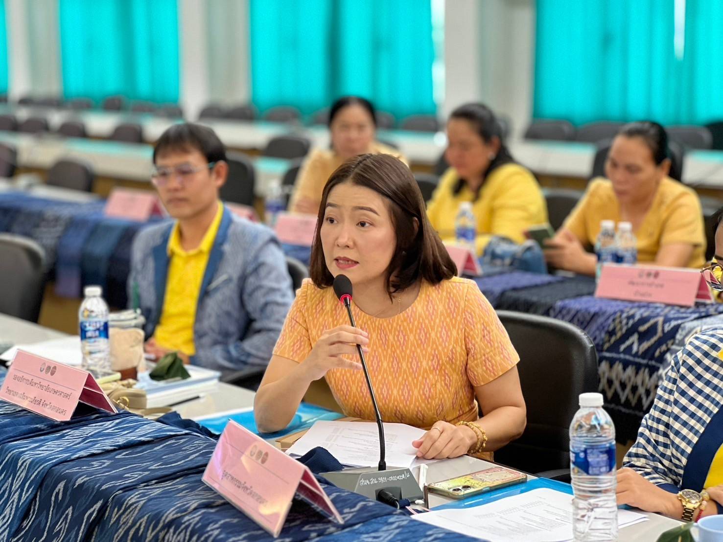 📣จังหวัดสกลนคร : พิจารณากลั่นกรองผ้าลายพระราชทาน ผ้าลายสิริวชิราภรณ์ และงานหัตถกรรม จังหวัดสกลนคร