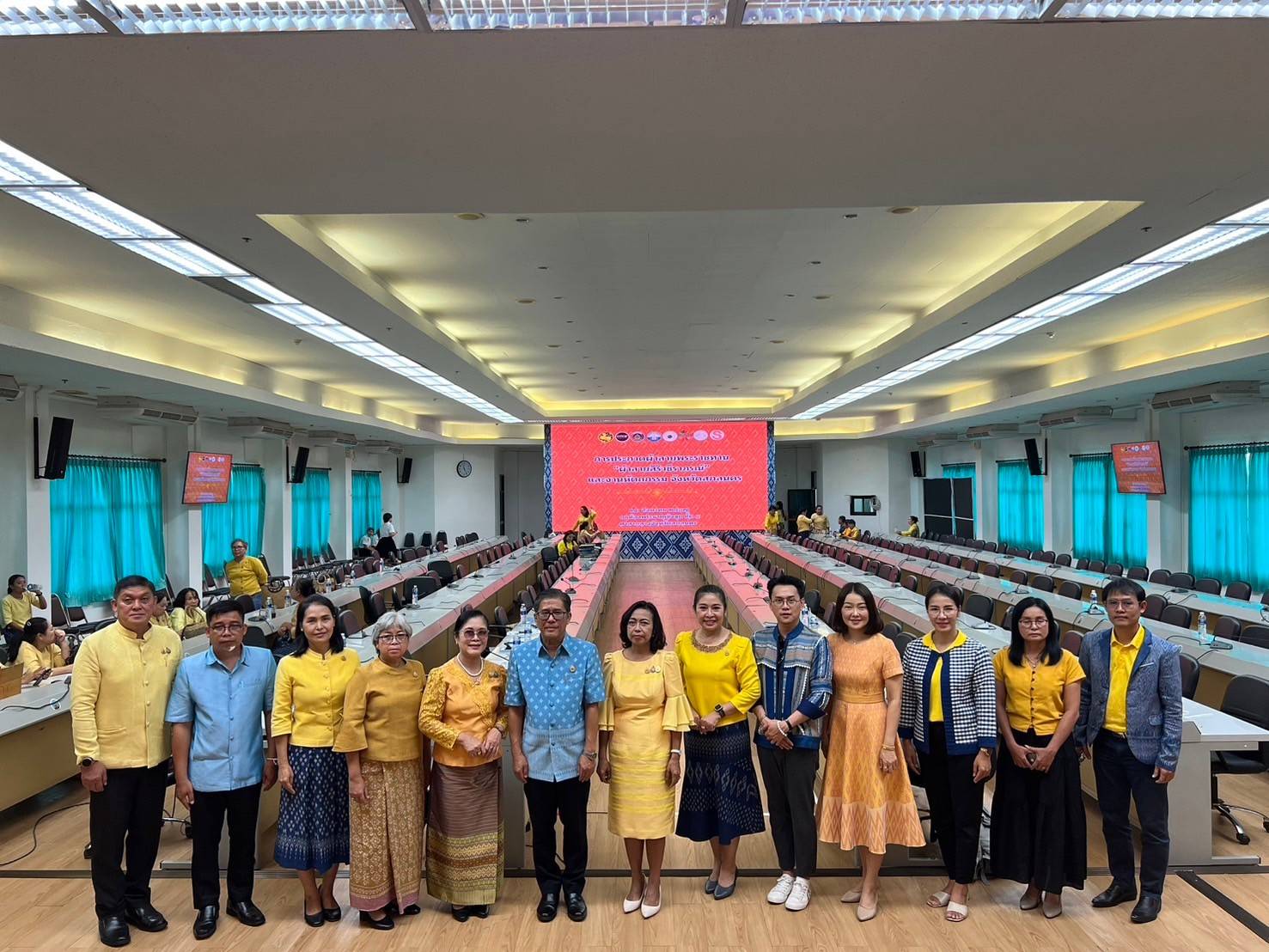 📣จังหวัดสกลนคร : พิจารณากลั่นกรองผ้าลายพระราชทาน ผ้าลายสิริวชิราภรณ์ และงานหัตถกรรม จังหวัดสกลนคร