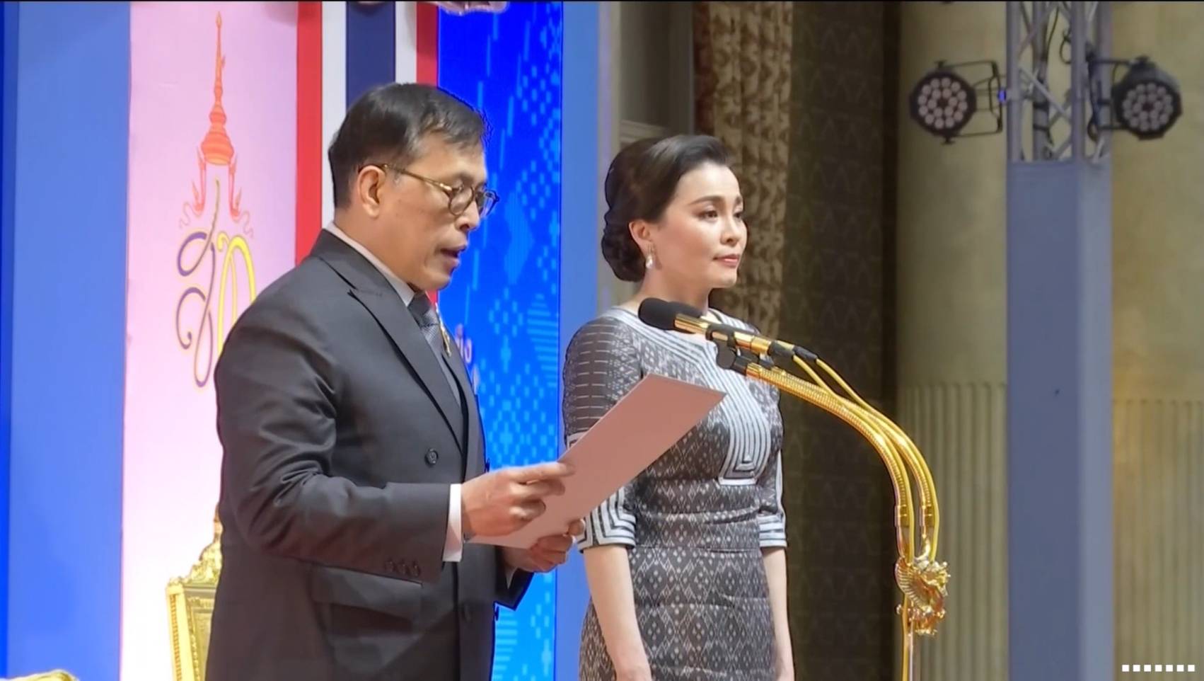 🤴👸พระบาทสมเด็จพระเจ้าอยู่หัว และสมเด็จพระนางเจ้า ฯ พระบรมราชินี เสด็จพระราชดำเนินไปทรงเป็นองค์ประธาน งานมหกรรมกองทุนแม่ของแผ่นดิน ประจำปี 2567🤴👸