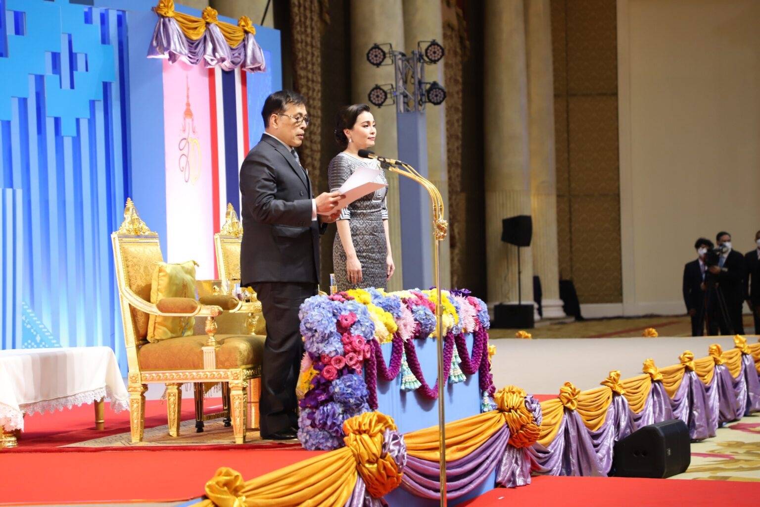 🤴👸พระบาทสมเด็จพระเจ้าอยู่หัว และสมเด็จพระนางเจ้า ฯ พระบรมราชินี เสด็จพระราชดำเนินไปทรงเป็นองค์ประธาน งานมหกรรมกองทุนแม่ของแผ่นดิน ประจำปี 2567🤴👸
