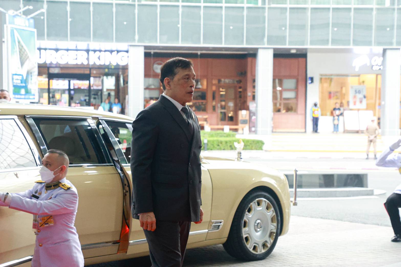 🤴👸พระบาทสมเด็จพระเจ้าอยู่หัว และสมเด็จพระนางเจ้า ฯ พระบรมราชินี เสด็จพระราชดำเนินไปทรงเป็นองค์ประธาน งานมหกรรมกองทุนแม่ของแผ่นดิน ประจำปี 2567🤴👸