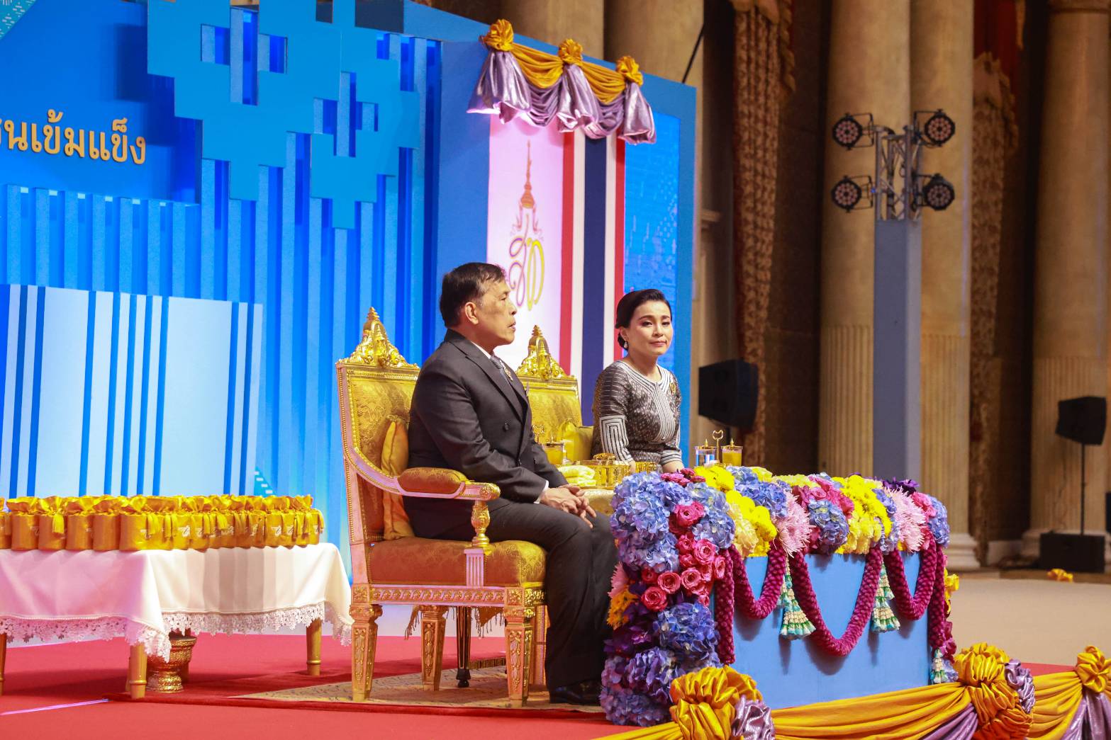 🤴👸พระบาทสมเด็จพระเจ้าอยู่หัว และสมเด็จพระนางเจ้า ฯ พระบรมราชินี เสด็จพระราชดำเนินไปทรงเป็นองค์ประธาน งานมหกรรมกองทุนแม่ของแผ่นดิน ประจำปี 2567🤴👸