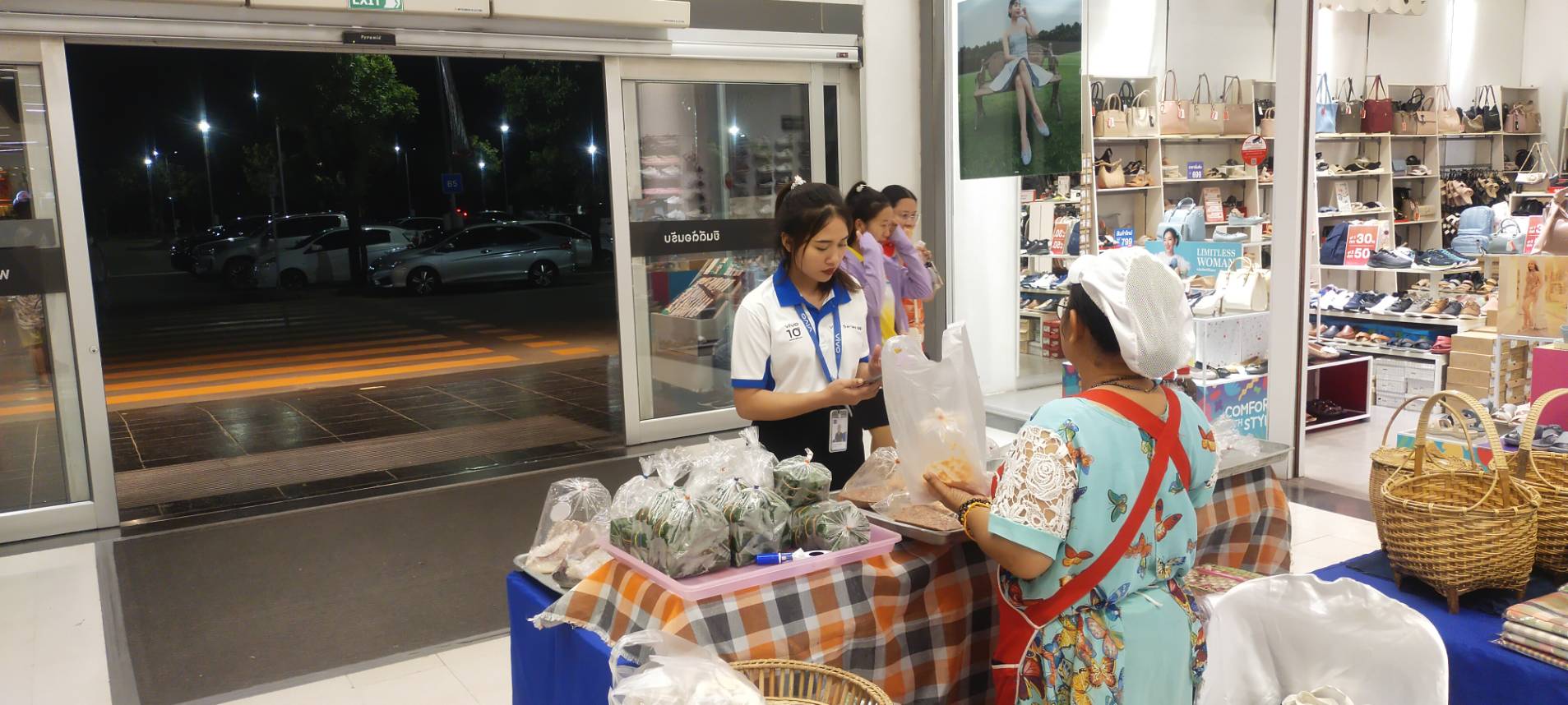 📢 📢 พช. สกลนคร ยกทัพผู้ผลิตผู้ประกอบอาหารปลอดภัย ผลิตภัณฑ์ชุมชน OTOP ร่วมจำหน่ายสินค้าตามโครงการส่งเสริมการสร้างรายได้จากกิจการอาหารปลอดภัย 📌 ณ ศูนย์การค้าโรบินสัน ไลฟ์สไตน์สกลนคร
