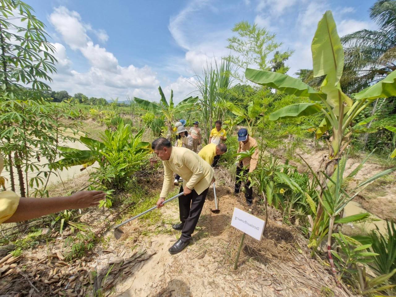 📢 จังหวัดสกลนคร : ดำเนินกิจกรรมวันดินโลก ปี ๒๕๖๖ – ๒๕๖๗ กระทรวงมหาดไทย เพื่อสร้างความต่อเนื่อง กิจกรรม “จิตอาสาพัฒนาชุมชนเอามื้อสามัคคีทำความดีเพื่อถวายเป็นพระราชกุศล เนื่องในโอกาสวันแม่แห่งชาติ”