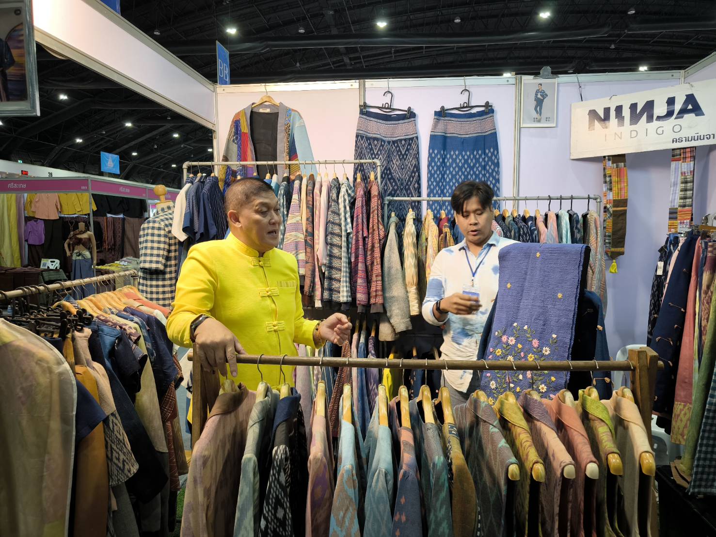 📢พจ.สกลนคร ให้กำลังใจ ผู้ผลิต ผู้ประกอบการในงาน “ศิลปาชีพ ประทีปไทย OTOP หลอมดวงใจ ด้วยพระบารมี”💞💞
