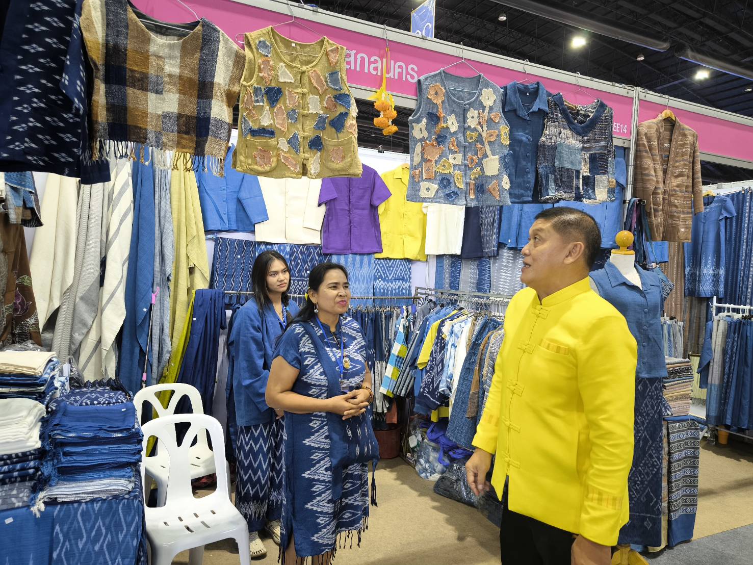 📢พจ.สกลนคร ให้กำลังใจ ผู้ผลิต ผู้ประกอบการในงาน “ศิลปาชีพ ประทีปไทย OTOP หลอมดวงใจ ด้วยพระบารมี”💞💞