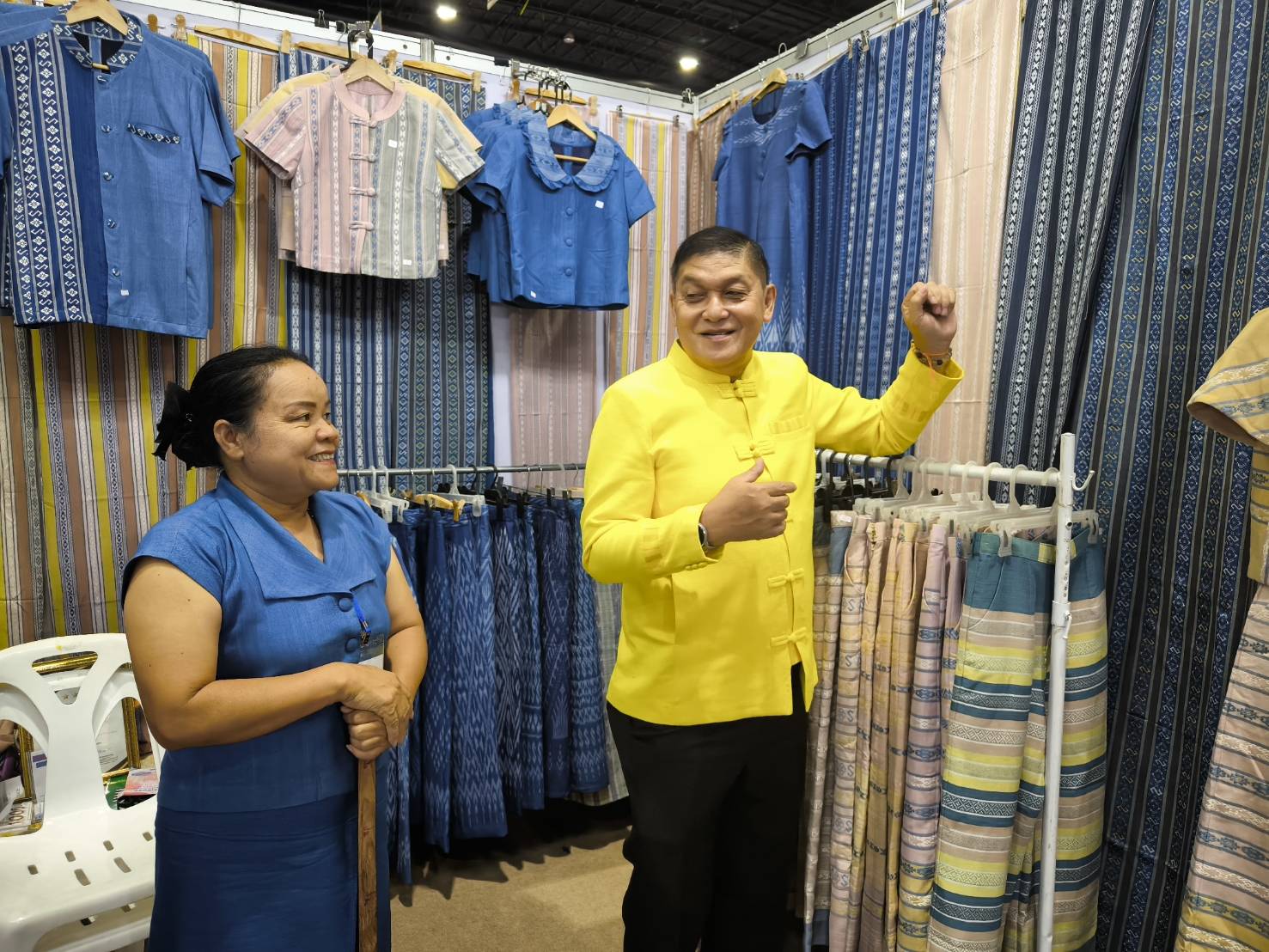 📢พจ.สกลนคร ให้กำลังใจ ผู้ผลิต ผู้ประกอบการในงาน “ศิลปาชีพ ประทีปไทย OTOP หลอมดวงใจ ด้วยพระบารมี”💞💞
