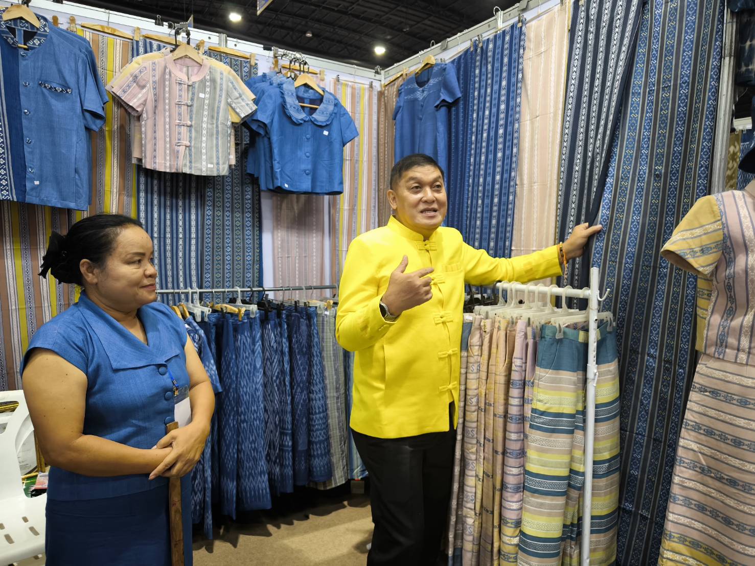 📢พจ.สกลนคร ให้กำลังใจ ผู้ผลิต ผู้ประกอบการในงาน “ศิลปาชีพ ประทีปไทย OTOP หลอมดวงใจ ด้วยพระบารมี”💞💞