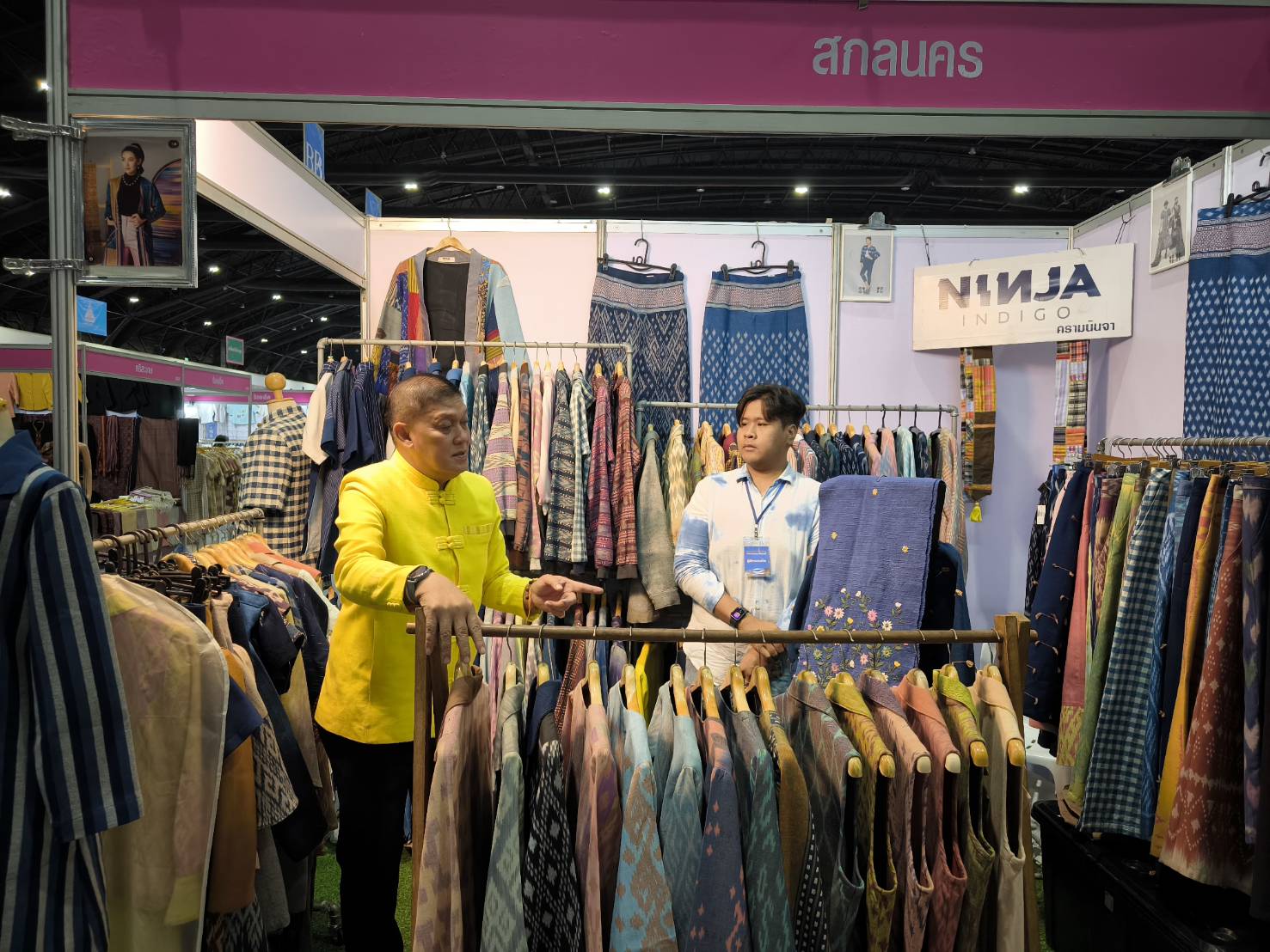 📢พจ.สกลนคร ให้กำลังใจ ผู้ผลิต ผู้ประกอบการในงาน “ศิลปาชีพ ประทีปไทย OTOP หลอมดวงใจ ด้วยพระบารมี”💞💞