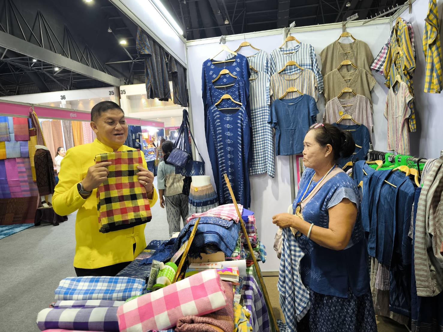 📢พจ.สกลนคร ให้กำลังใจ ผู้ผลิต ผู้ประกอบการในงาน “ศิลปาชีพ ประทีปไทย OTOP หลอมดวงใจ ด้วยพระบารมี”💞💞