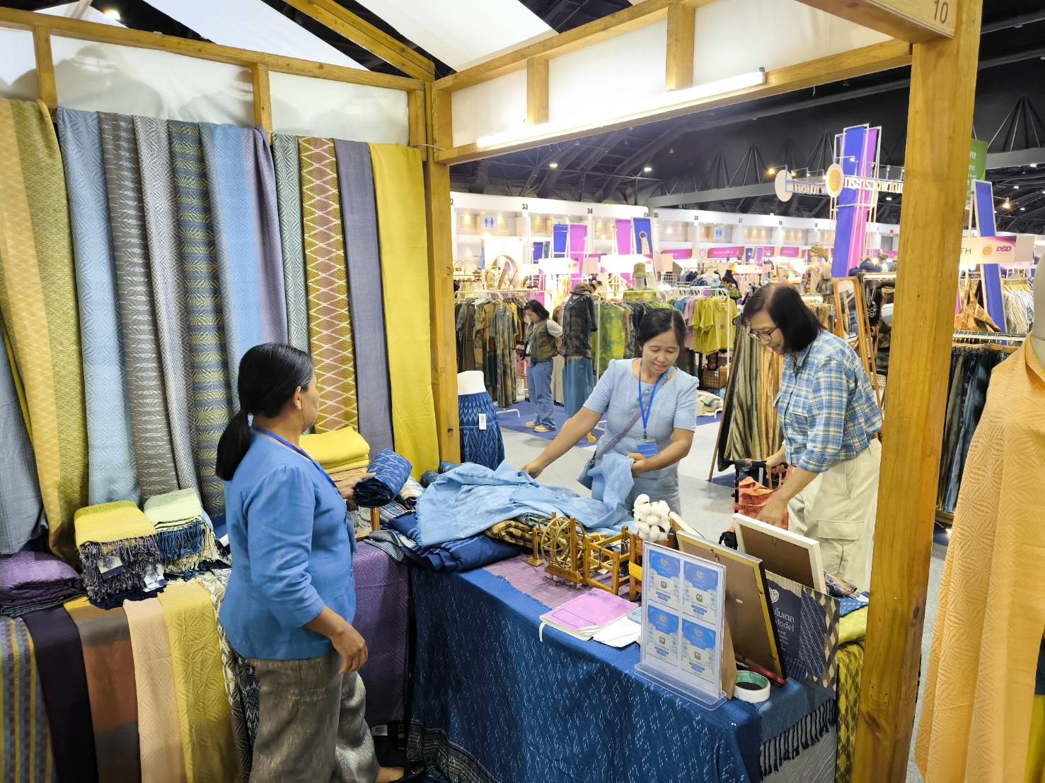 📢กระทรวงมหาดไทย โดยกรมการพัฒนาชุมชน จัดงาน “ศิลปาชีพประทีปไทย OTOP หลอมดวงใจ ด้วยพระบารมี”” 💞💞