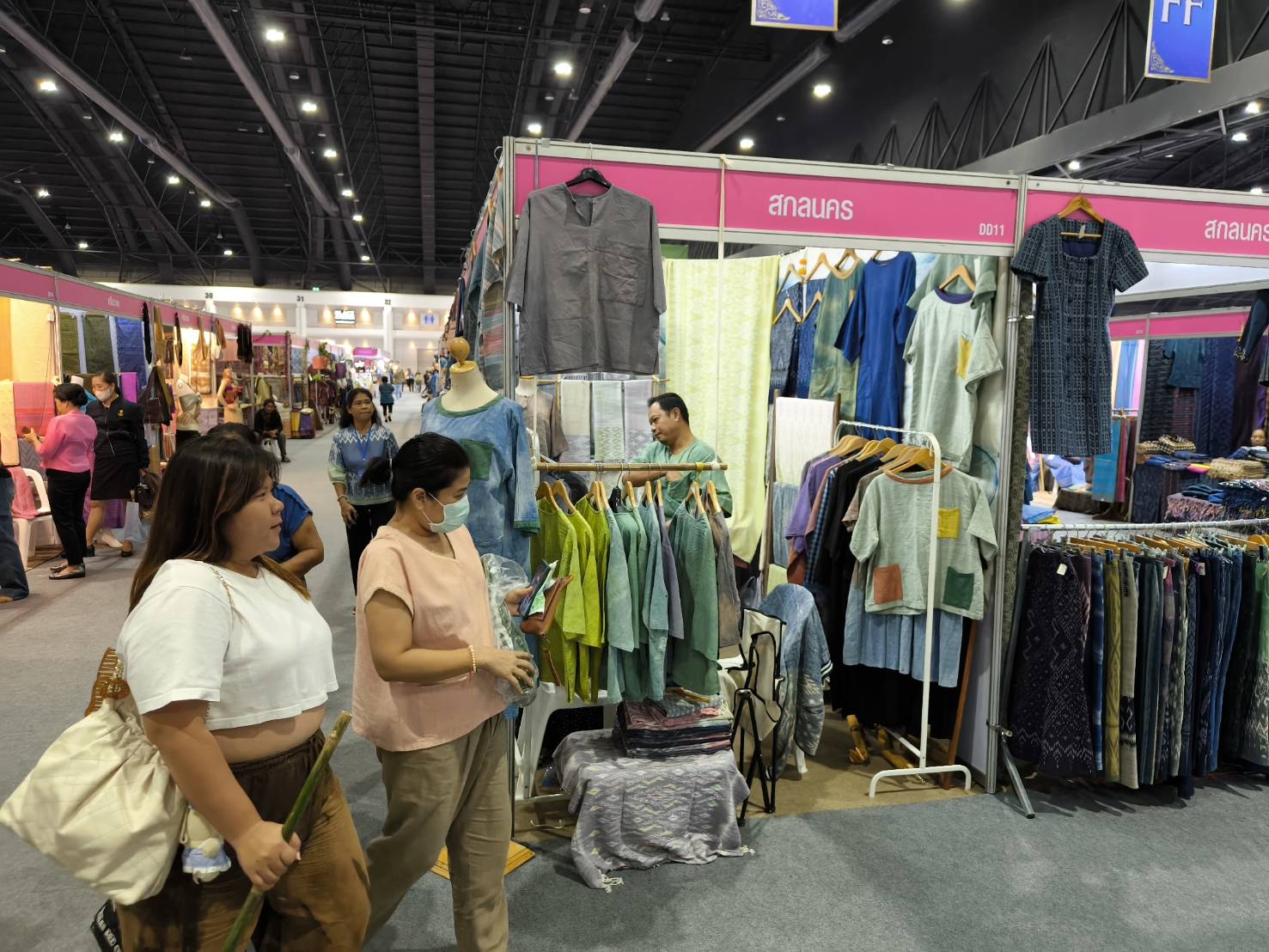 📢 ยกมาทั้งจังหวัด พช.สกลนคร ขอเชิญชวนทุกท่าน อุดหนุนสินค้าไทย ในงาน“ศิลปาชีพประทีปไทย OTOP หลอมดวงใจ ด้วยพระบารมี” ระหว่างวันที่ 10 – 18 สิงหาคม 2567 ณ อาคารชาเลนเจอร์ฮอลล์ 1 – 3 ศูนย์แสดงสินค้าและการประชุมอิมแพ็ค เมืองทองธานี