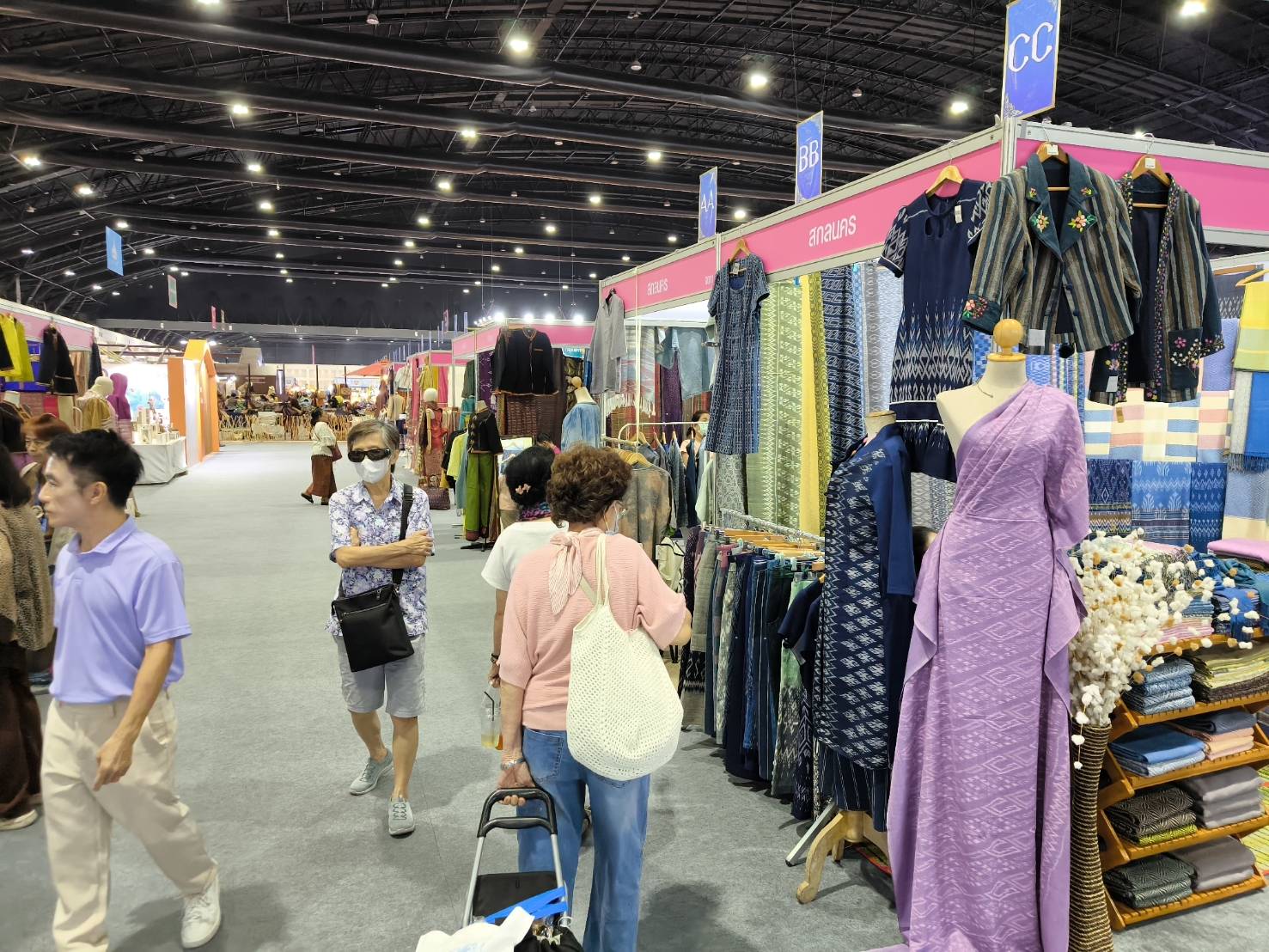 📢 ยกมาทั้งจังหวัด พช.สกลนคร ขอเชิญชวนทุกท่าน อุดหนุนสินค้าไทย ในงาน“ศิลปาชีพประทีปไทย OTOP หลอมดวงใจ ด้วยพระบารมี” ระหว่างวันที่ 10 – 18 สิงหาคม 2567 ณ อาคารชาเลนเจอร์ฮอลล์ 1 – 3 ศูนย์แสดงสินค้าและการประชุมอิมแพ็ค เมืองทองธานี