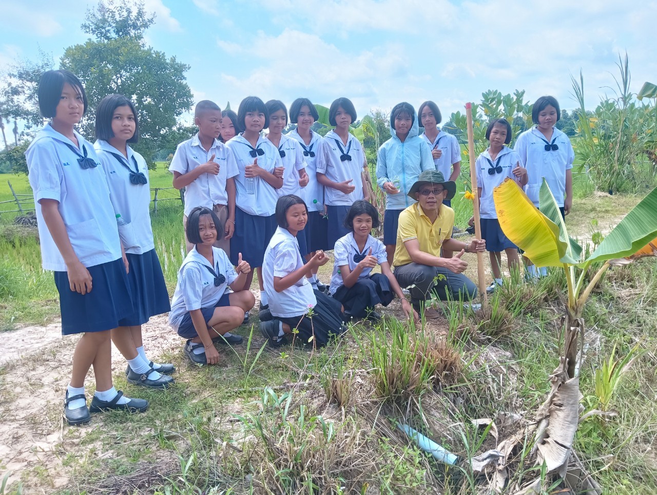 📢 จังหวัดสกลนคร : ดำเนินกิจกรรมวันดินโลก ปี ๒๕๖๖ – ๒๕๖๗ กระทรวงมหาดไทย เพื่อสร้างความต่อเนื่อง กิจกรรม “จิตอาสาพัฒนาชุมชนเอามื้อสามัคคีทำความดีเพื่อถวายเป็นพระราชกุศล เนื่องในโอกาสวันแม่แห่งชาติ”