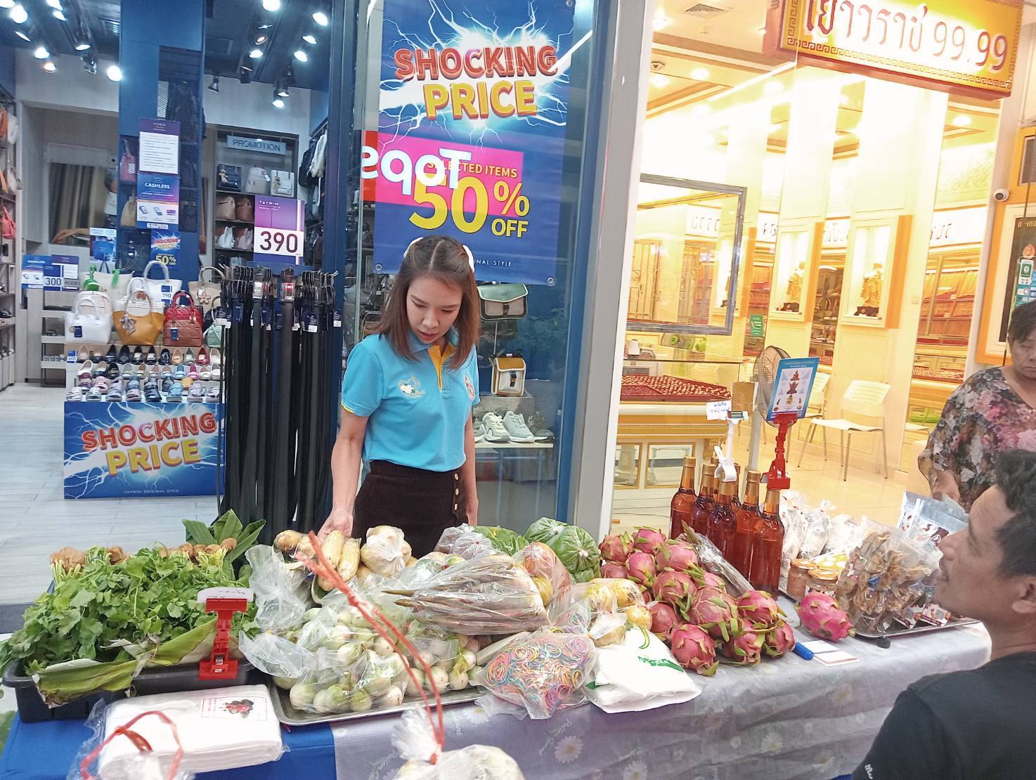 📢 📢 พช. สกลนคร ยกทัพผู้ผลิตผู้ประกอบอาหารปลอดภัย ผลิตภัณฑ์ชุมชน OTOP ร่วมจำหน่ายสินค้าตามโครงการส่งเสริมการสร้างรายได้จากกิจการอาหารปลอดภัย 📌 ณ ศูนย์การค้าโรบินสัน ไลฟ์สไตน์สกลนคร