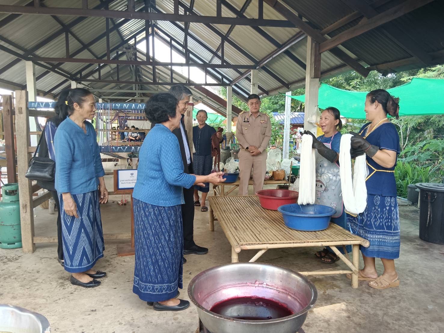 พช.สกลนคร ร่วมรับการตรวจราชการของผู้ตรวจราชการสำนักนายกรัฐมนตรี เขตตรวจราชการที่ 11 ณ ศูนย์เรียนรู้ผ้าย้อมครามบ้านดอนกอย “วิชชาลัยดอนกอย วิถีแห่งการพัฒนาที่ยั่งยืน”