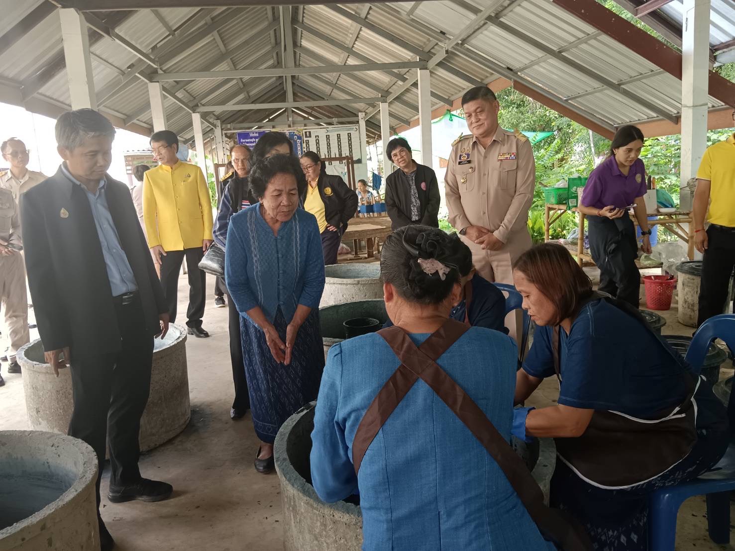 พช.สกลนคร ร่วมรับการตรวจราชการของผู้ตรวจราชการสำนักนายกรัฐมนตรี เขตตรวจราชการที่ 11 ณ ศูนย์เรียนรู้ผ้าย้อมครามบ้านดอนกอย “วิชชาลัยดอนกอย วิถีแห่งการพัฒนาที่ยั่งยืน”
