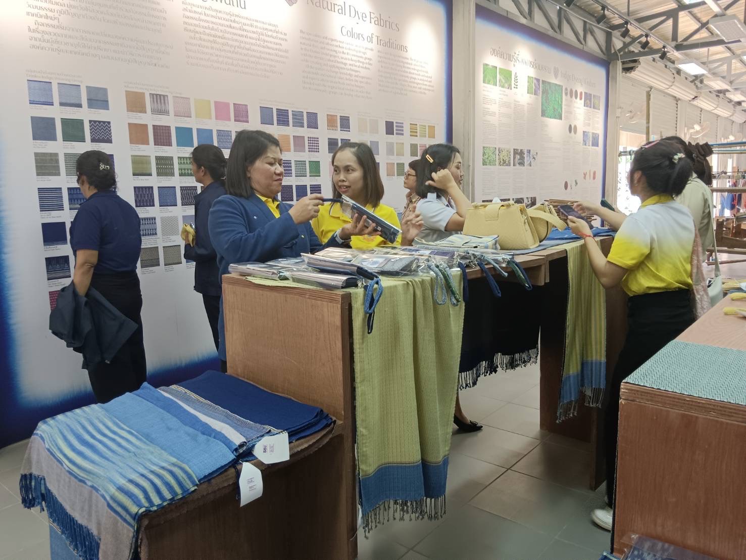 พช.สกลนคร ร่วมรับการตรวจราชการของผู้ตรวจราชการสำนักนายกรัฐมนตรี เขตตรวจราชการที่ 11 ณ ศูนย์เรียนรู้ผ้าย้อมครามบ้านดอนกอย “วิชชาลัยดอนกอย วิถีแห่งการพัฒนาที่ยั่งยืน”