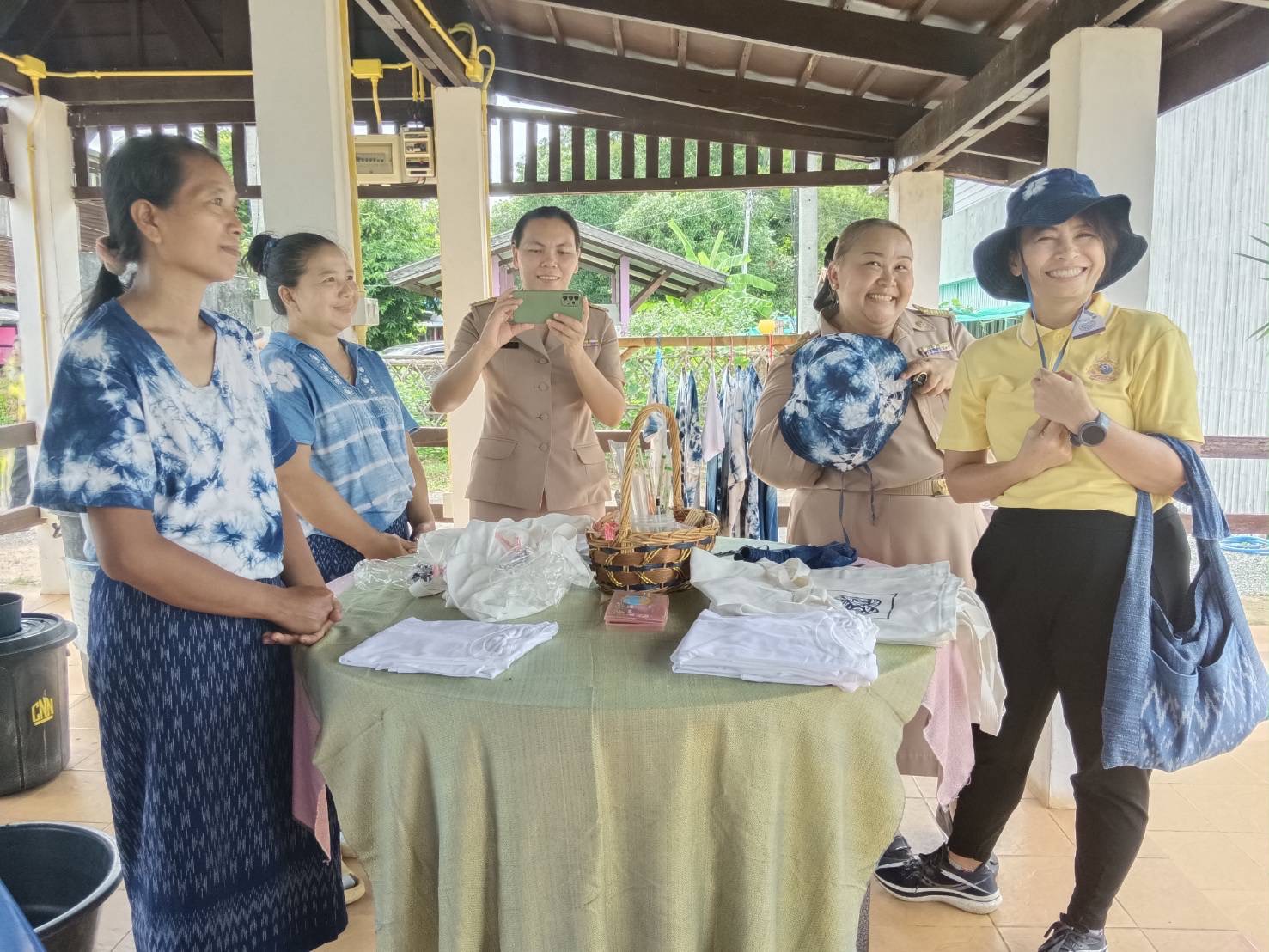 พช.สกลนคร ร่วมรับการตรวจราชการของผู้ตรวจราชการสำนักนายกรัฐมนตรี เขตตรวจราชการที่ 11 ณ ศูนย์เรียนรู้ผ้าย้อมครามบ้านดอนกอย “วิชชาลัยดอนกอย วิถีแห่งการพัฒนาที่ยั่งยืน”