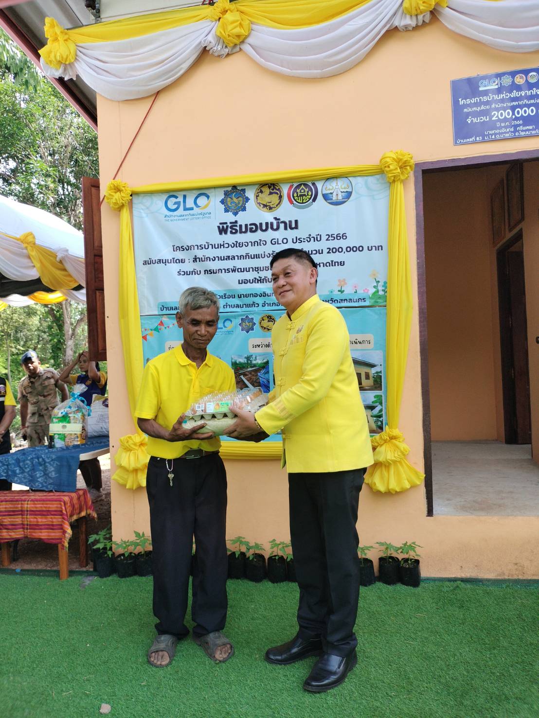 📢ผู้ว่าราชการจังหวัดสกลนคร มอบบ้านห่วงใยจากใจ GLO ตามโครงการบ้านห่วงใยจากใจ GLO ประจำปี 2566