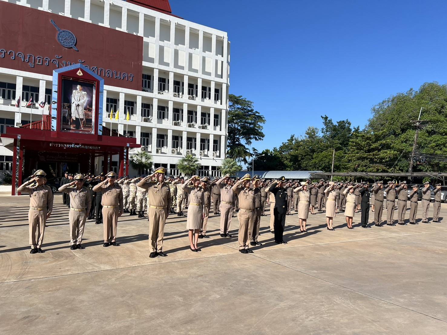 🇹🇭๒๘ กันยายน วันพระราชทานธงชาติไทย จังหวัดสกลนคร จัดกิจกรรมเคารพธงชาติและร้องเพลงชาติไทย เนื่องใน “วันพระราชทานธงชาติไทย” ประจำปี ๒๕๖๗🇹🇭