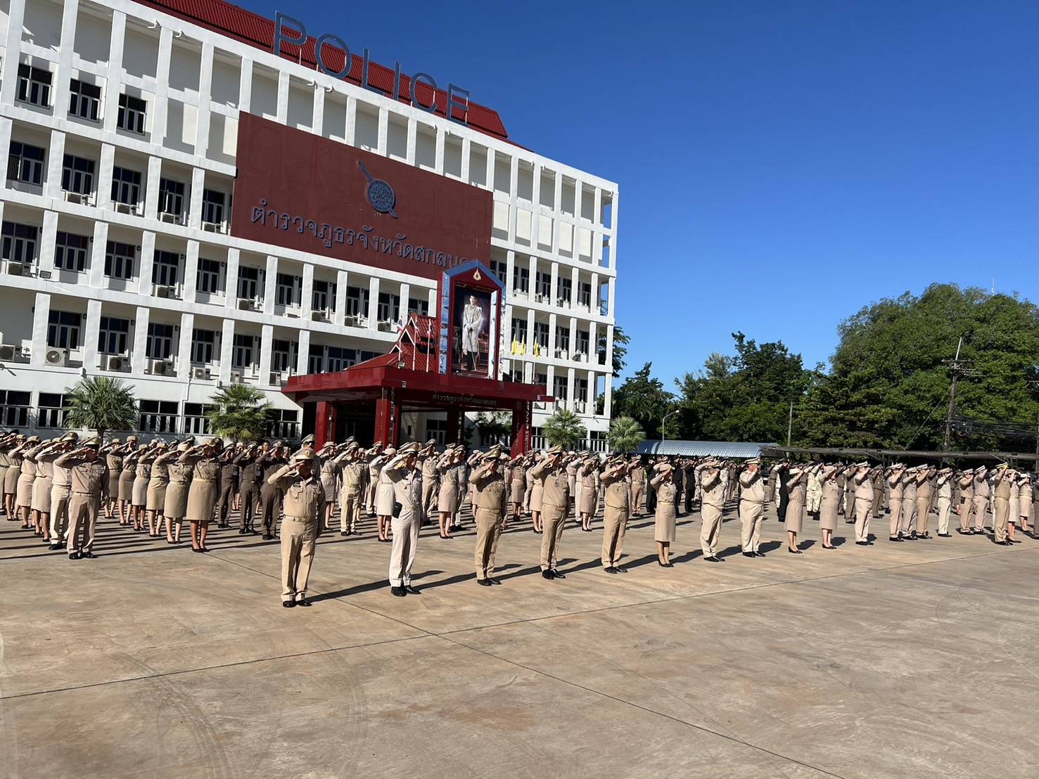 🇹🇭๒๘ กันยายน วันพระราชทานธงชาติไทย จังหวัดสกลนคร จัดกิจกรรมเคารพธงชาติและร้องเพลงชาติไทย เนื่องใน “วันพระราชทานธงชาติไทย” ประจำปี ๒๕๖๗🇹🇭