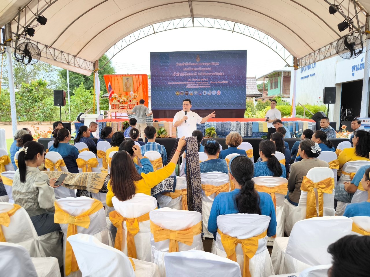 📣จังหวัดสกลนครจัดพิธีถวายราชสักการะและน้อมสำนึกในพระมหากรุณาธิคุณสมเด็จพระเจ้าลูกเธอเจ้าฟ้าสิริวัณณวรีนารีรัตนราชกัญญา และสัมมนาแลกเปลี่ยนเรียนรู้และประชาสัมพันธ์เกี่ยวกับผลิตภัณฑ์ประเภทผ้าของกลุ่มจังหวัดภาคตะวันออกเฉียงเหนือ ตอนบน ๒ (กลุ่มจังหวัดสนุก)