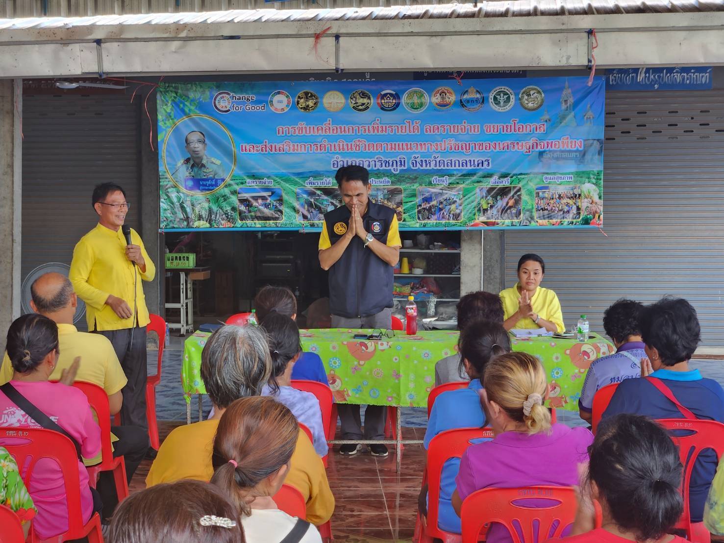 📢จังหวัดสกลนคร โดยสำนักงานพัฒนาชุมชนจังหวัดสกลนคร ลงพื้นที่อำเภอวาริชภูมิ ร่วมขับเคลื่อนกิจกรรมการเพิ่มรายได้ ลดรายจ่าย ขยายโอกาส และส่งเสริมการดำเนินชีวิตตามแนวทางปรัชญาของเศรษฐกิจพอเพียง ตามนโยบายผู้ว่าราชการจังหวัดสกลนคร