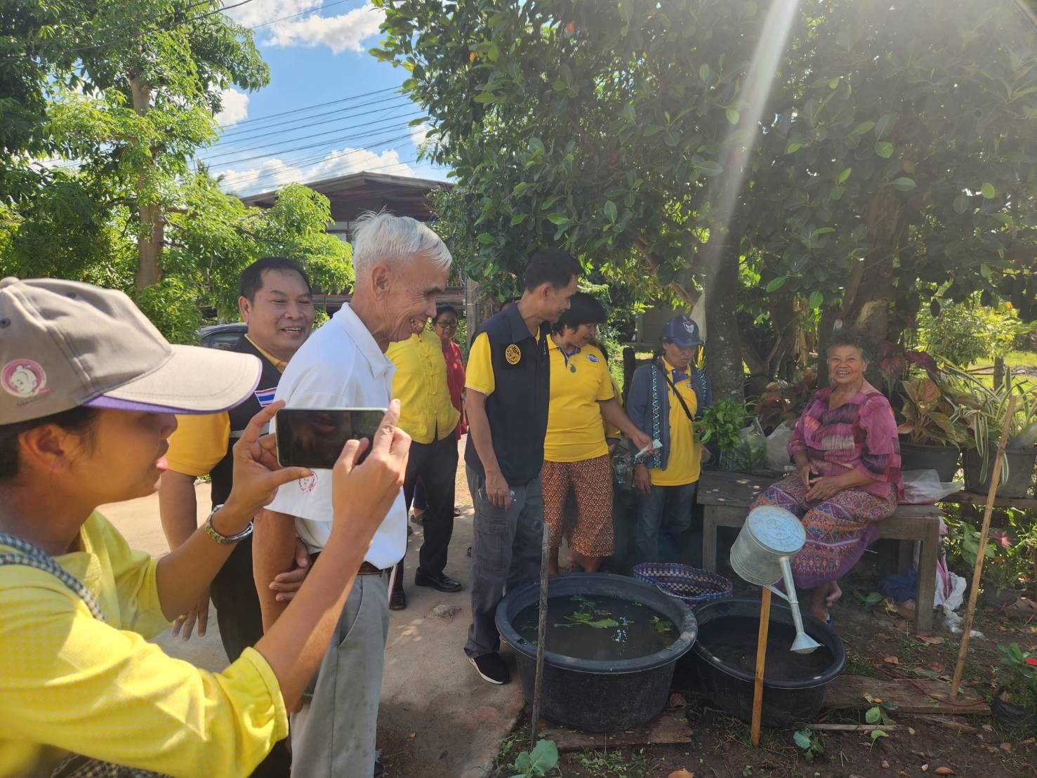 📢จังหวัดสกลนคร โดยสำนักงานพัฒนาชุมชนจังหวัดสกลนคร ลงพื้นที่อำเภอวาริชภูมิ ร่วมขับเคลื่อนกิจกรรมการเพิ่มรายได้ ลดรายจ่าย ขยายโอกาส และส่งเสริมการดำเนินชีวิตตามแนวทางปรัชญาของเศรษฐกิจพอเพียง ตามนโยบายผู้ว่าราชการจังหวัดสกลนคร